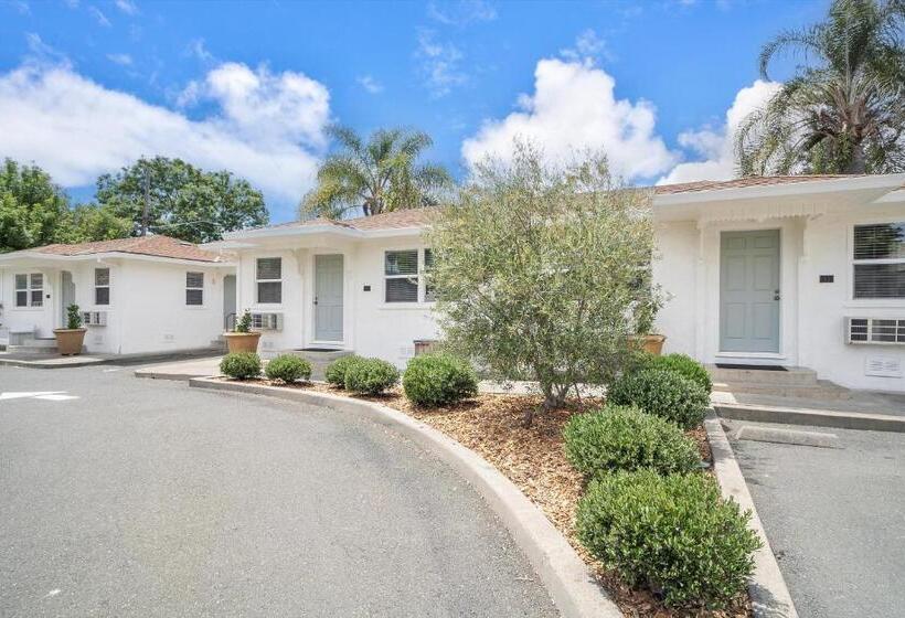 هتل Carlin's Cottage Court