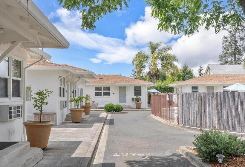 هتل Carlin's Cottage Court