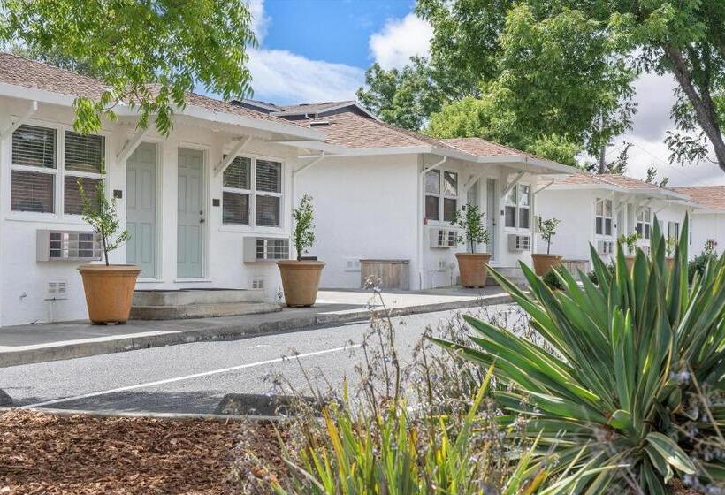 هتل Carlin's Cottage Court