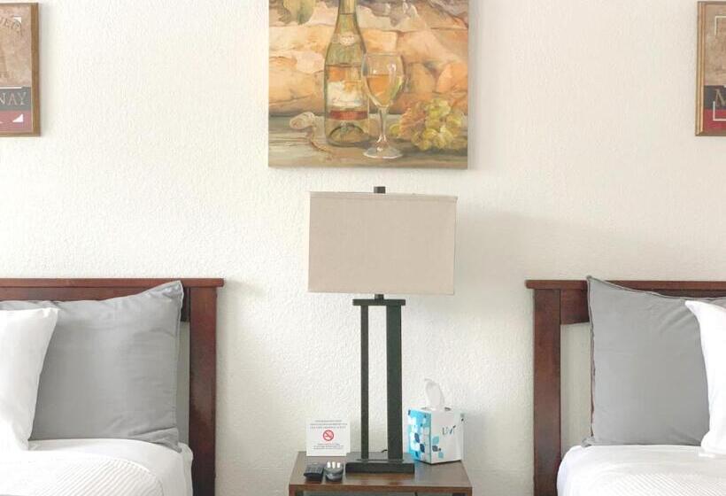 هتل Carlin's Cottage Court