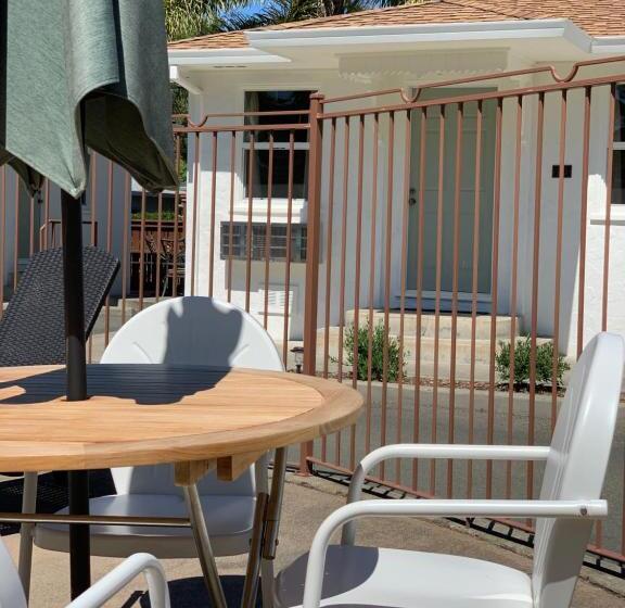 هتل Carlin's Cottage Court