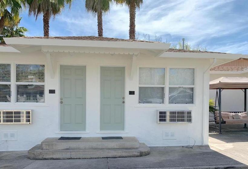 هتل Carlin's Cottage Court