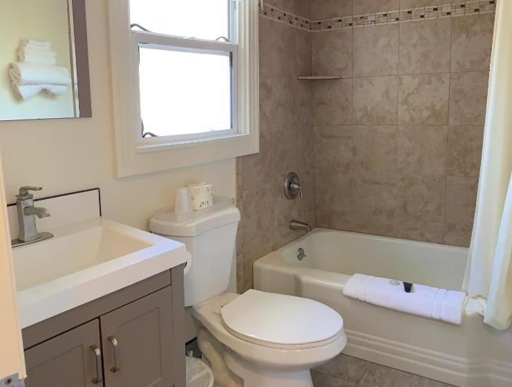 هتل Carlin's Cottage Court