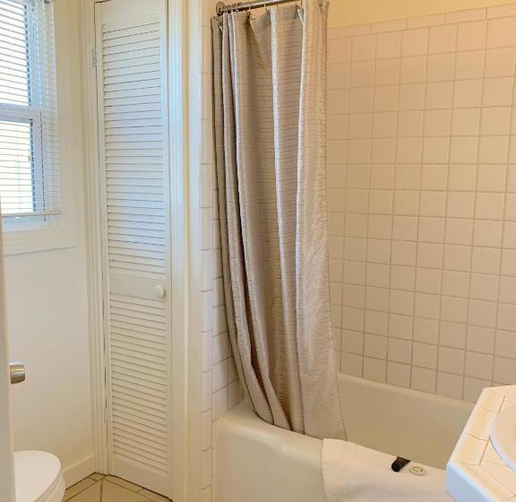 هتل Carlin's Cottage Court