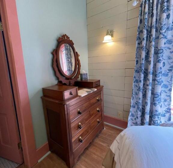 فندق Carriage House Bed & Breakfast