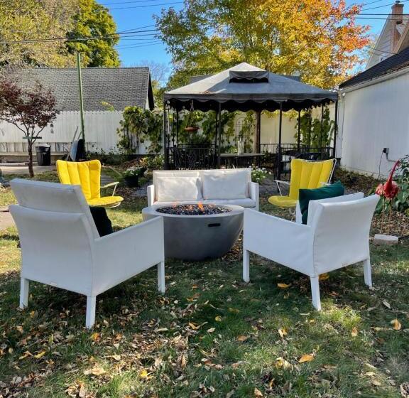 فندق Carriage House Bed & Breakfast