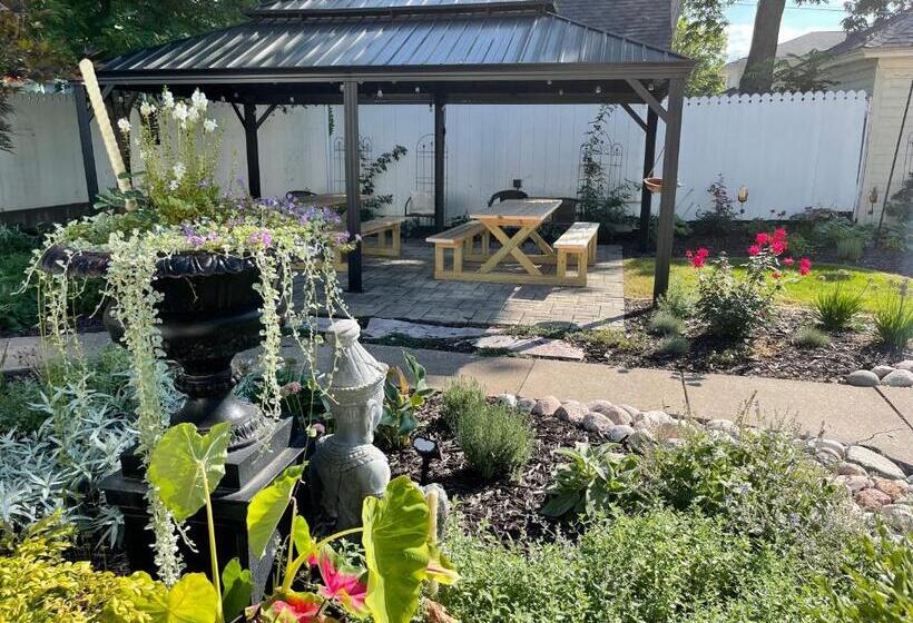 فندق Carriage House Bed & Breakfast