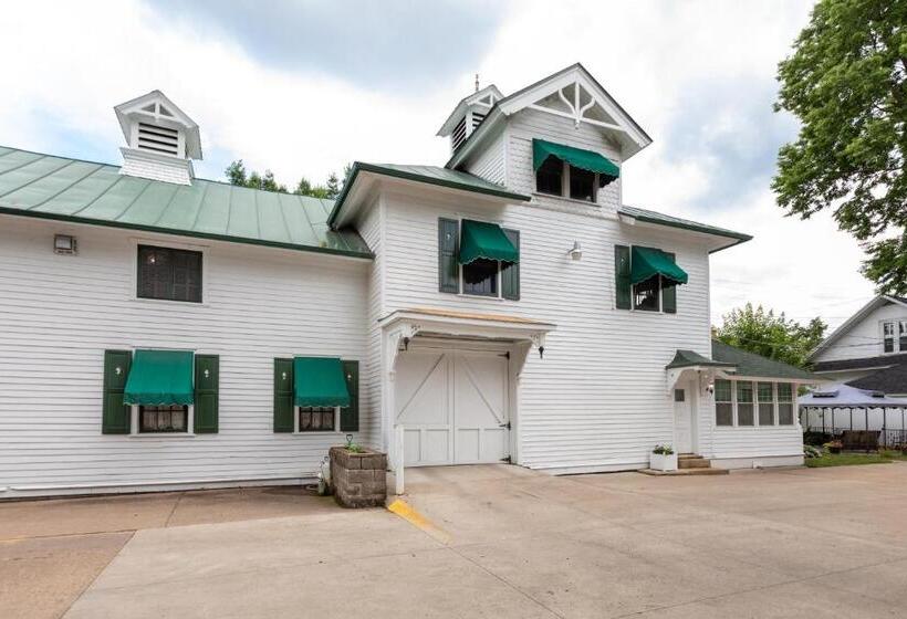 בית מלון כפרי Carriage House Bed & Breakfast