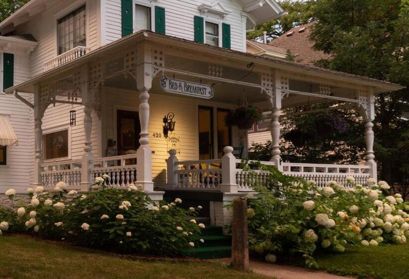 فندق Carriage House Bed & Breakfast