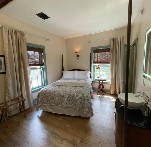 فندق Carriage House Bed & Breakfast