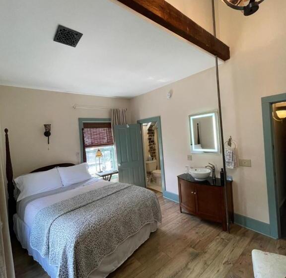 فندق Carriage House Bed & Breakfast