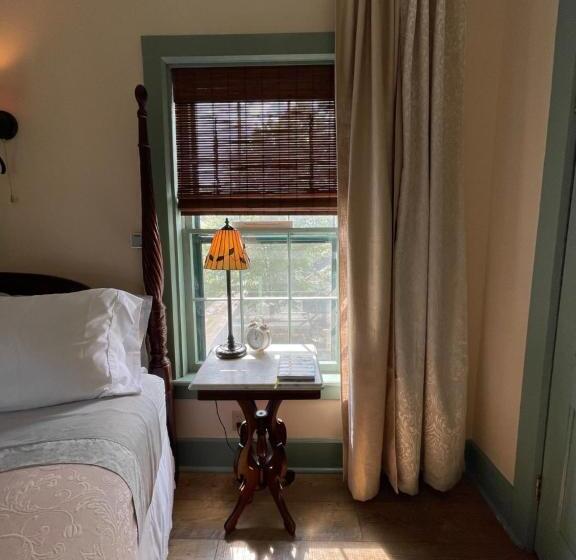 فندق Carriage House Bed & Breakfast