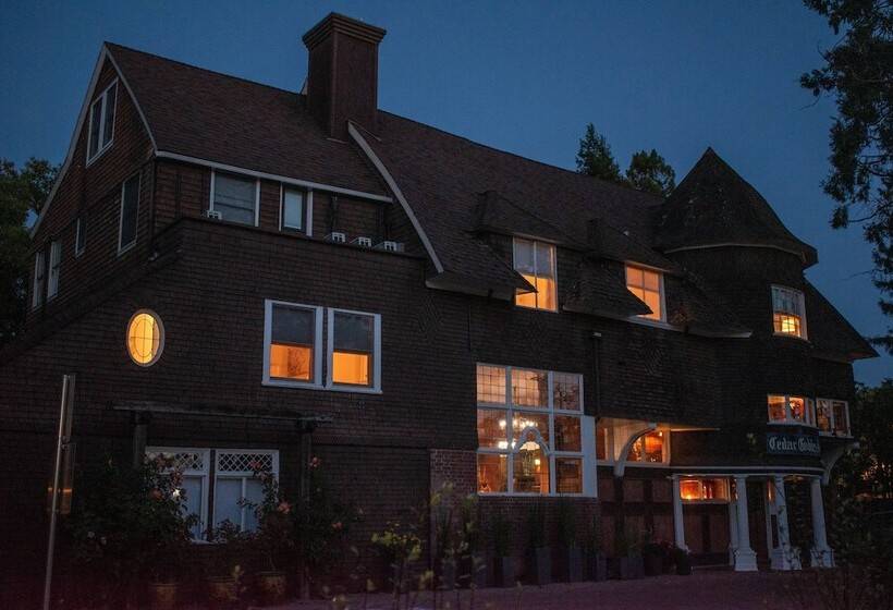 ホテル Cedar Gables Inn