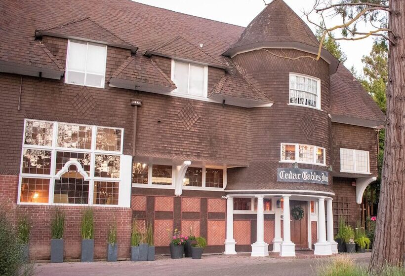 ホテル Cedar Gables Inn