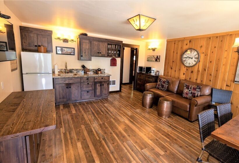 Отель Cedar Glen Lodge