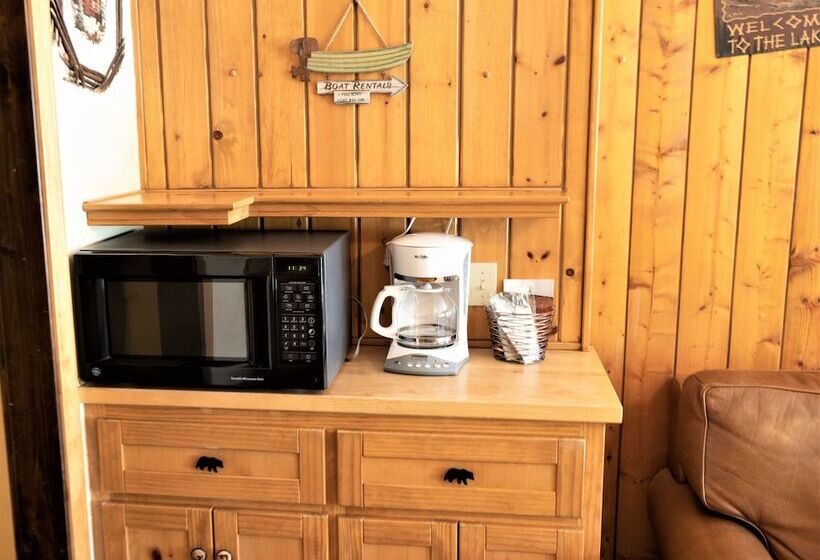 Отель Cedar Glen Lodge