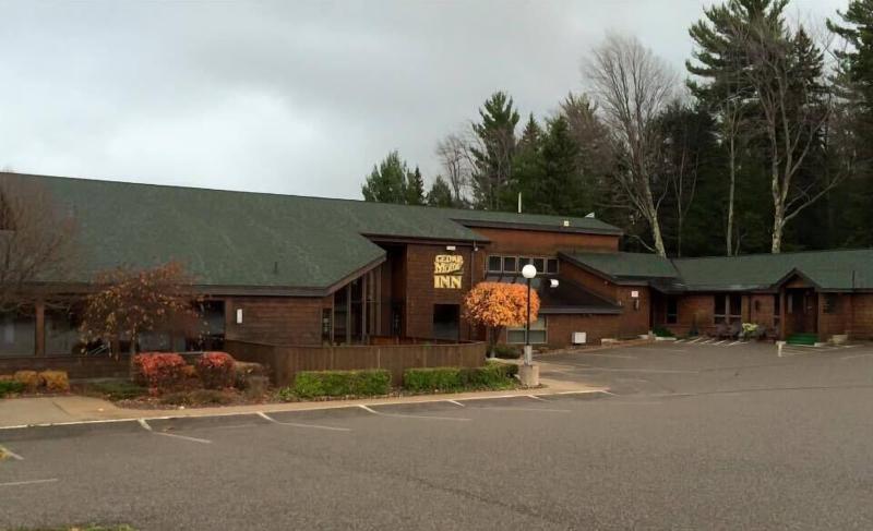 فندق Cedar Motor Inn