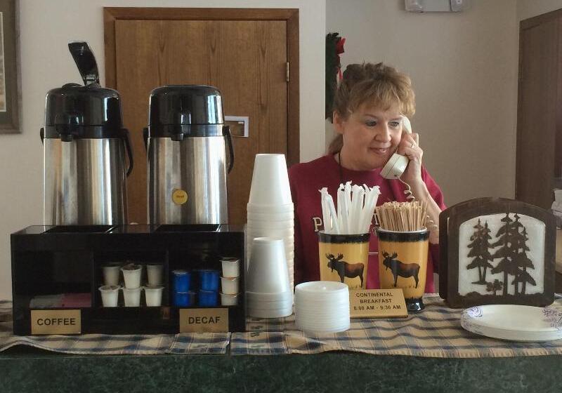 فندق Cedar Motor Inn