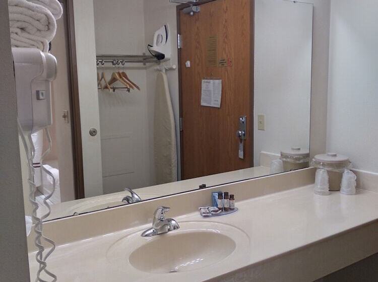 فندق Cedarberry Inn