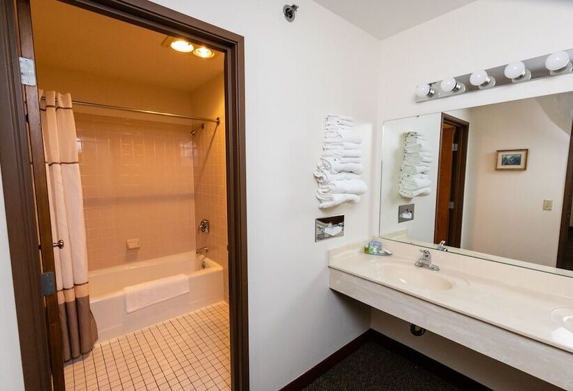 فندق Cedarberry Inn