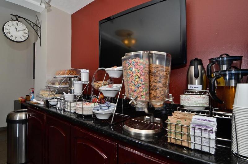 Отель Clackamas Inn And Suites