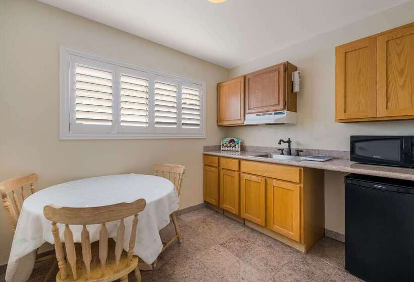 فندق Clarion Collection Carmel Oaks Inn