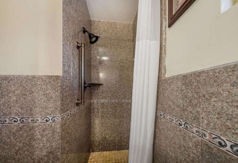 فندق Clarion Collection Carmel Oaks Inn