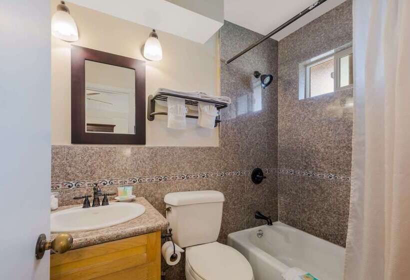 فندق Clarion Collection Carmel Oaks Inn