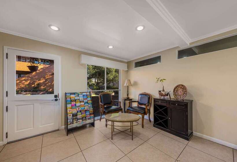 ホテル Clarion Collection Carmel Oaks Inn