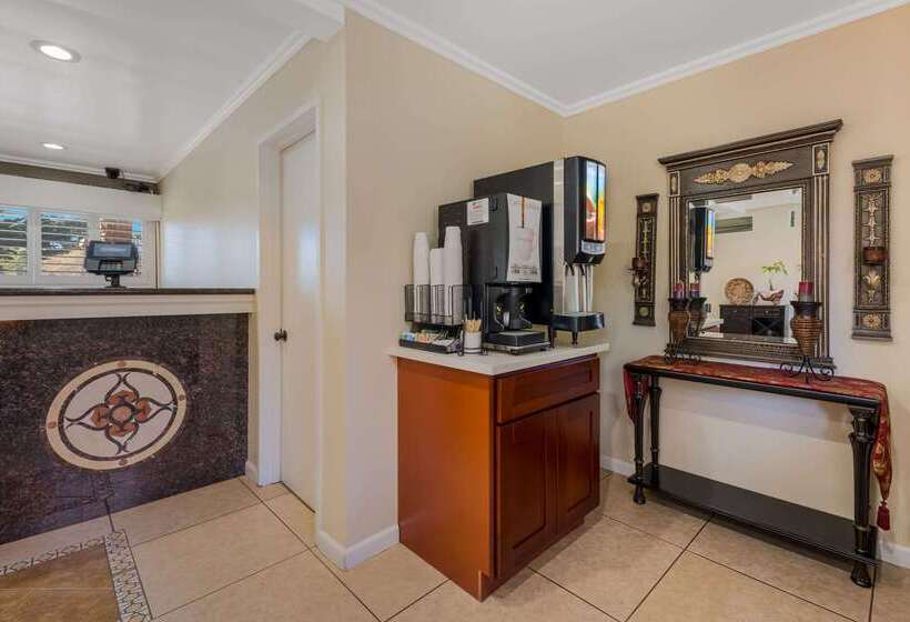 فندق Clarion Collection Carmel Oaks Inn