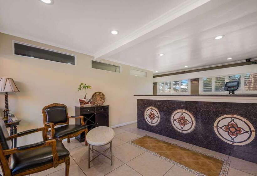 فندق Clarion Collection Carmel Oaks Inn