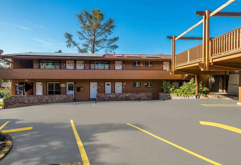 فندق Clarion Collection Carmel Oaks Inn