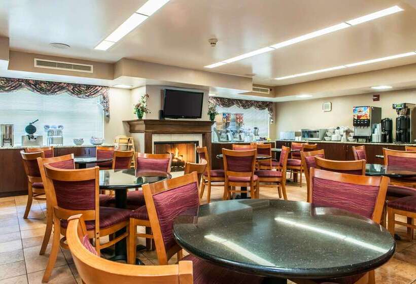 Отель Clarion Inn & Suites Northwest