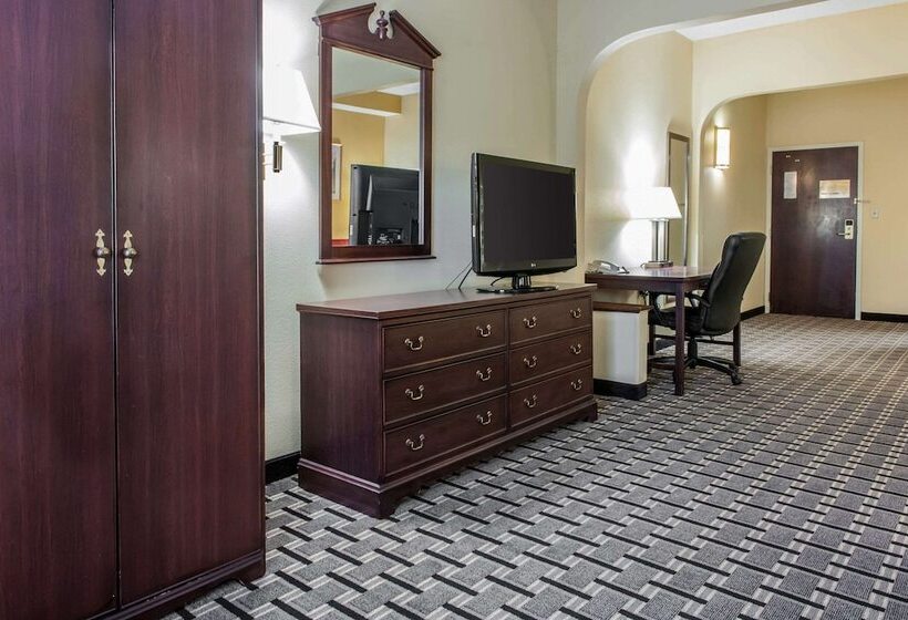 בית מלון כפרי Clarion Inn & Suites Northwest