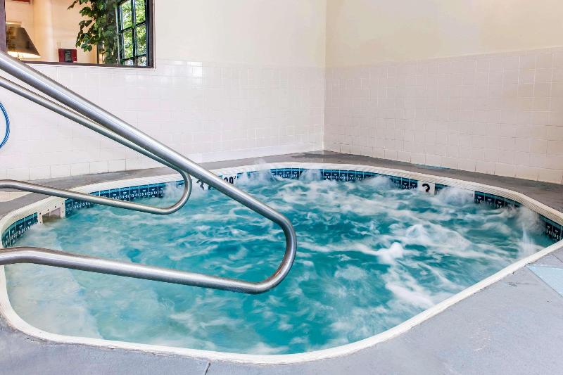 Отель Clarion Inn & Suites Northwest