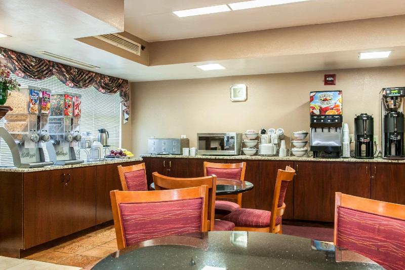 Отель Clarion Inn & Suites Northwest