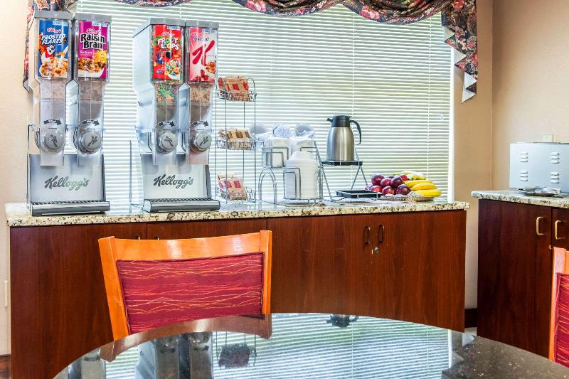 בית מלון כפרי Clarion Inn & Suites Northwest