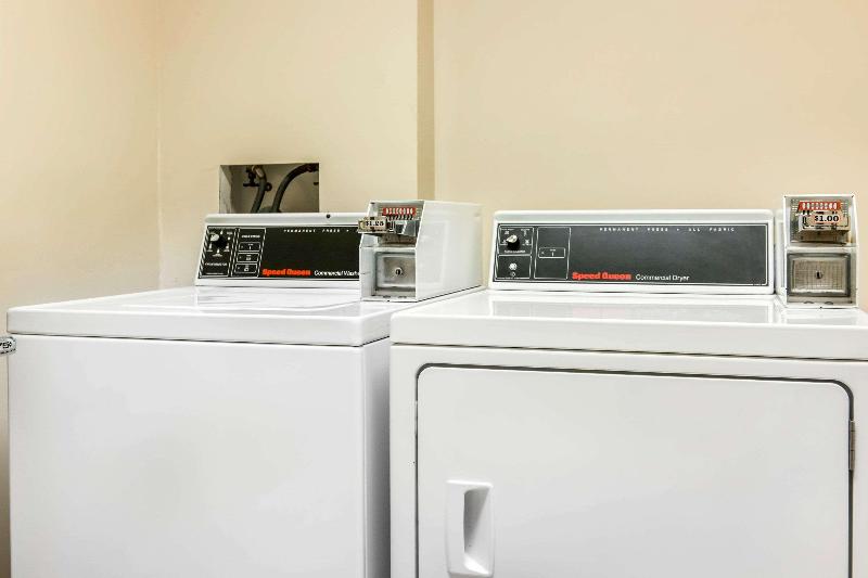 בית מלון כפרי Clarion Inn & Suites Northwest