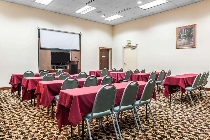 Отель Clarion Inn & Suites Northwest