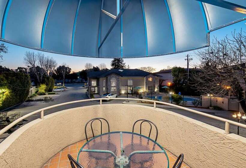 בית מלון כפרי Clarion Inn Silicon Valley
