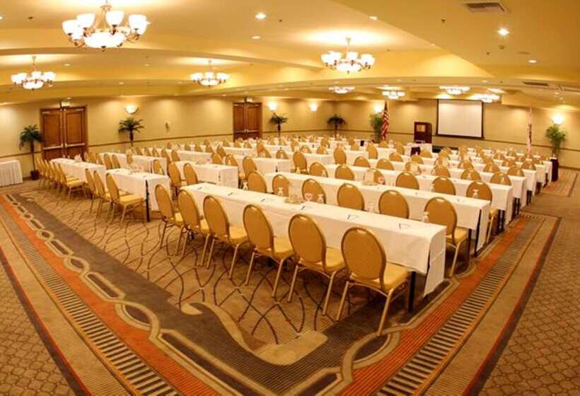 فندق Doubletree By Hilton Claremont