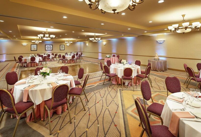 فندق Doubletree By Hilton Claremont