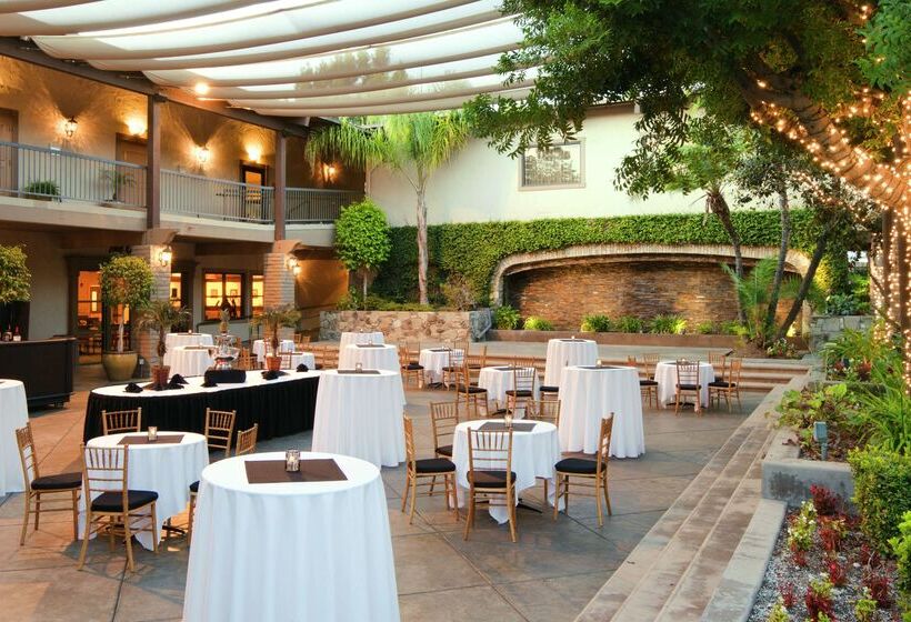 فندق Doubletree By Hilton Claremont