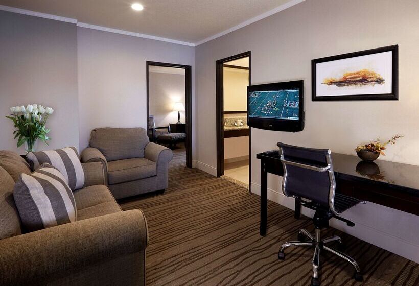 فندق Doubletree By Hilton Claremont