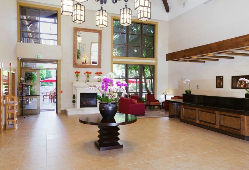 فندق Doubletree By Hilton Claremont