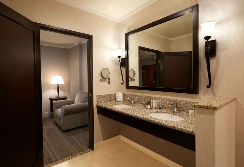 فندق Doubletree By Hilton Claremont