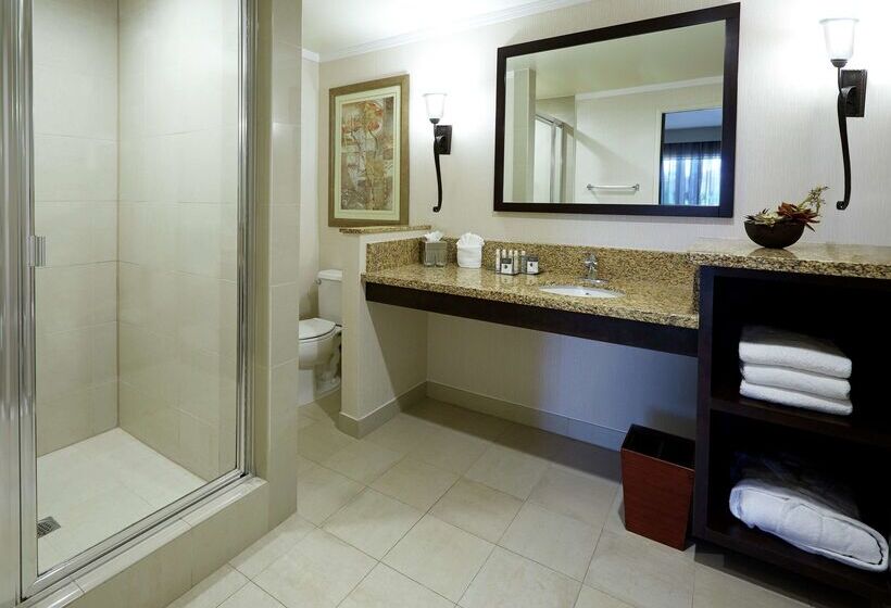 فندق Doubletree By Hilton Claremont