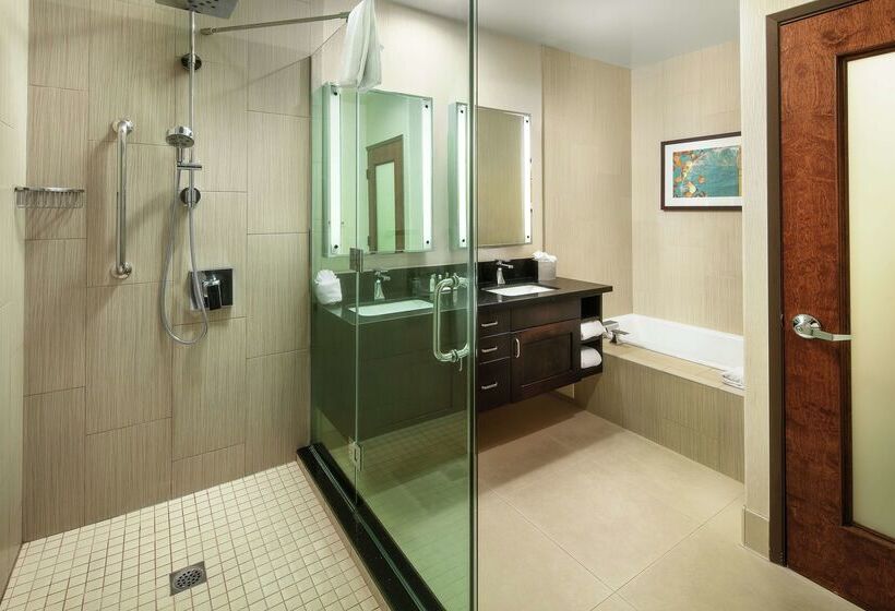 فندق Doubletree By Hilton Claremont