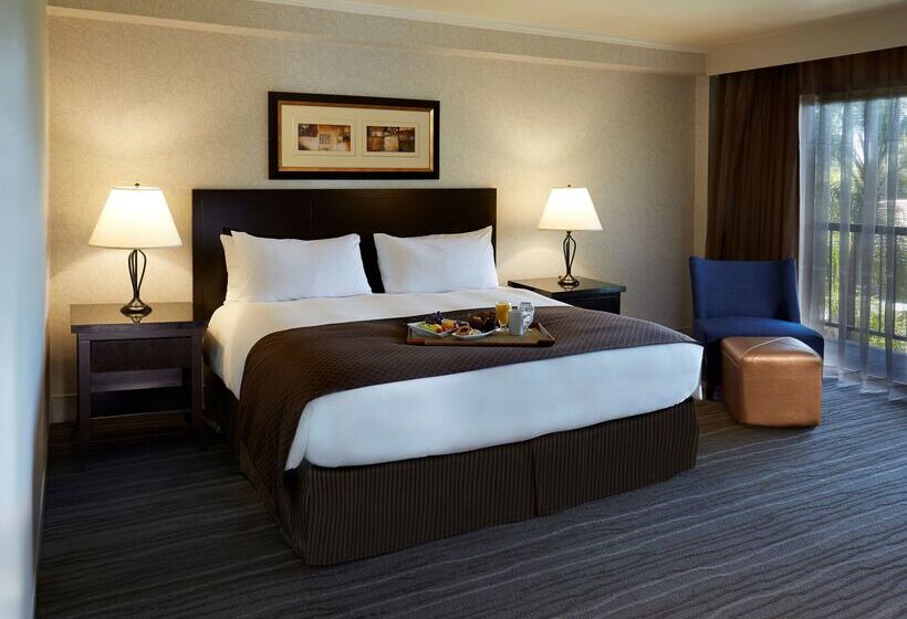 فندق Doubletree By Hilton Claremont