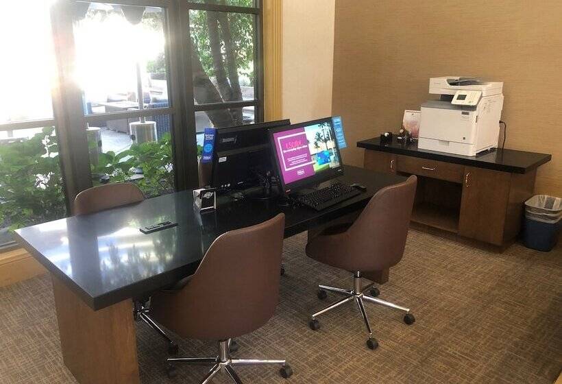 فندق Doubletree By Hilton Claremont